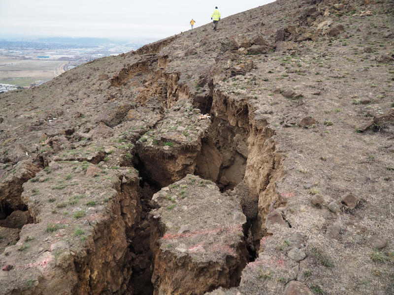 Rattlesnake Ridge Cracks at Top