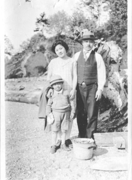 Jerry Yamashita stands with his mother, Masako, and father, Masahide, in 1927. Courtesy of Patrick Yamashita