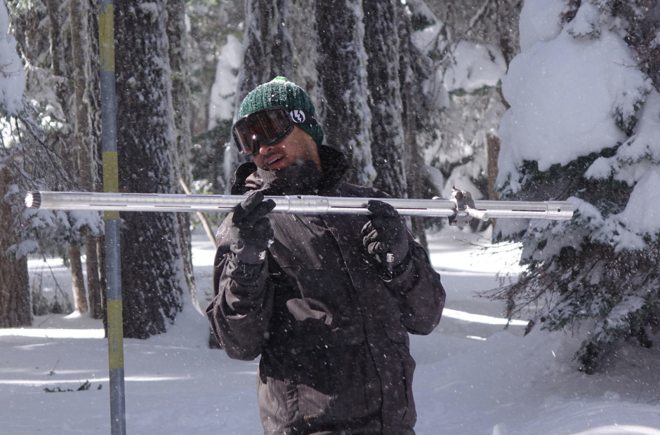 Jackson County Watermaster Shavon Haynes prepares to weigh a snow core sample in Southern Oregon. CREDIT: JES BURNS/EARTHFIX/OPB