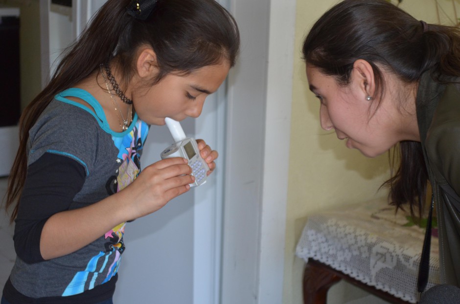 Adriana Perez, with the Yakima Valley Farm Workers’ Clinic, administers a breathing test to 10-year-old Azul, who has poorly-controlled asthma. CREDIT: EILIS O'NEILL