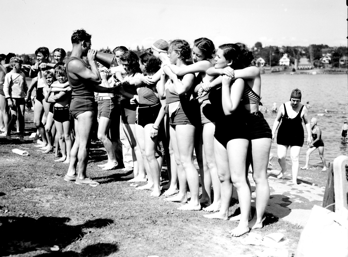 Lifeguard class at Green Lake, 1936. CREDIT FLICKR PHOTO/SEATTLE MUNICIPAL ARCHIVES (CC BY 2.0)/HTTPS://FLIC.KR/P/6NCPXC