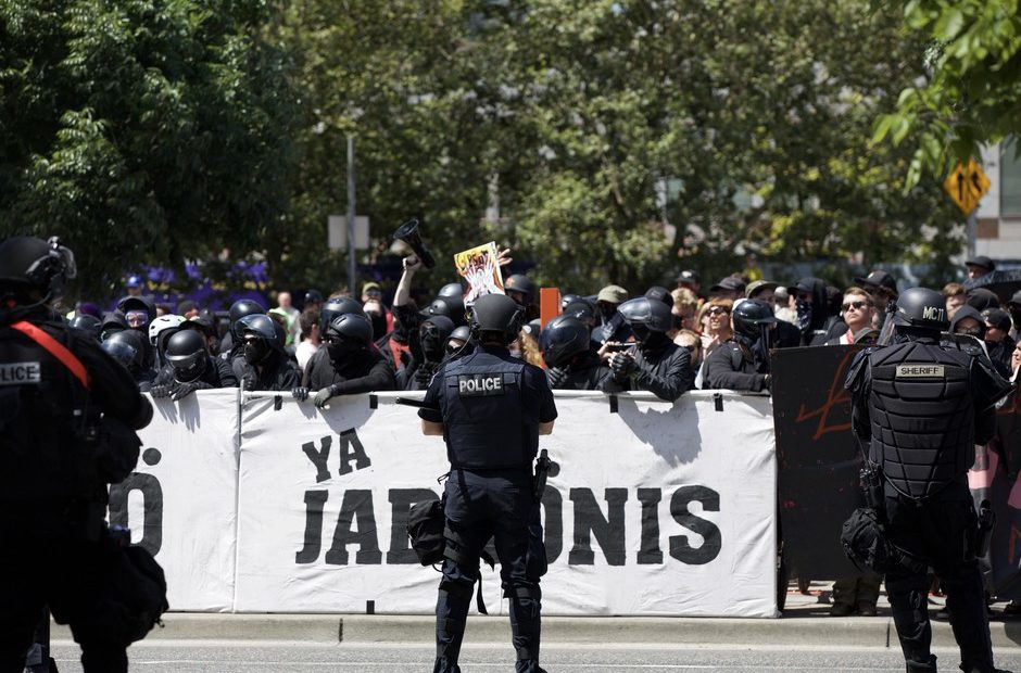 Portland Police in riot gear stand between right-wing protesters and counter-protesters Saturday, Aug. 5, 2018. CREDIT: ERICKA CRUZ GUEVARRA/OPB