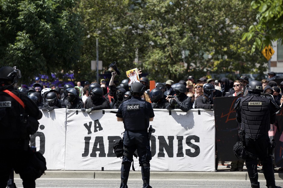 Portland Police in riot gear stand between right-wing protesters and counter-protesters Saturday, Aug. 5, 2018. CREDIT: ERICKA CRUZ GUEVARRA/OPB