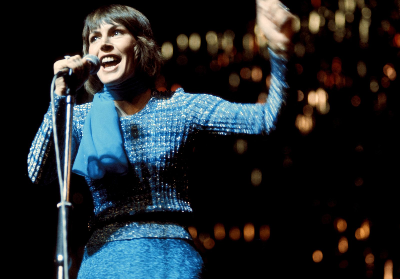 "I Am Woman" singer Helen Reddy performs in 1970. CREDIT: IAN DICKSON
