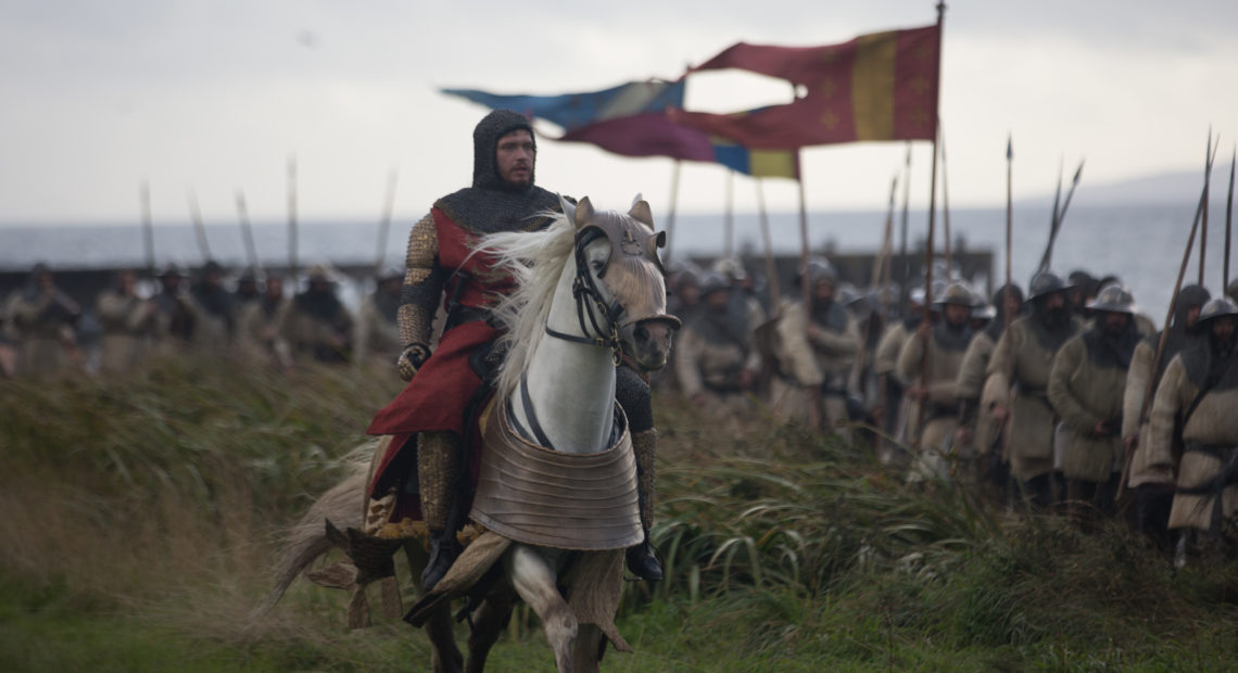 Robert the Bruce (Chris Pine) surveys his phalanx in Outlaw King.