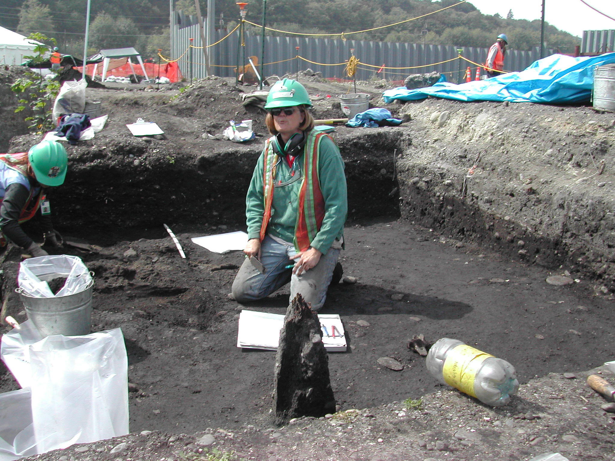 Dr. Sarah Sterling in an excavation unit of Tse-whit-zen in 2004. CREDIT: WASHINGTON STATE DEPARTMENT OF TRANSPORTATION