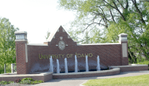 University of Idaho sign and fountains