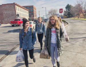 Group of WSU students leading volunteer group around Spokane