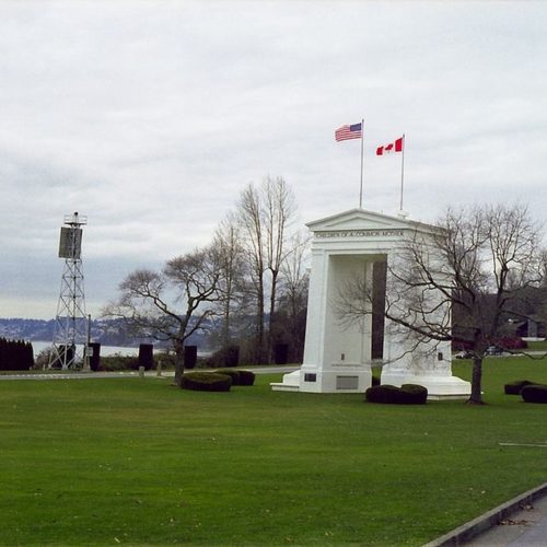 The Peace Arch memorial monument in Blaine, Washington connects the U.S. and Canada as a port of entry. CREDIT: Wikimedia Commons