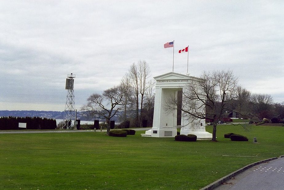 The Peace Arch memorial monument in Blaine, Washington connects the U.S. and Canada as a port of entry. CREDIT: Wikimedia Commons