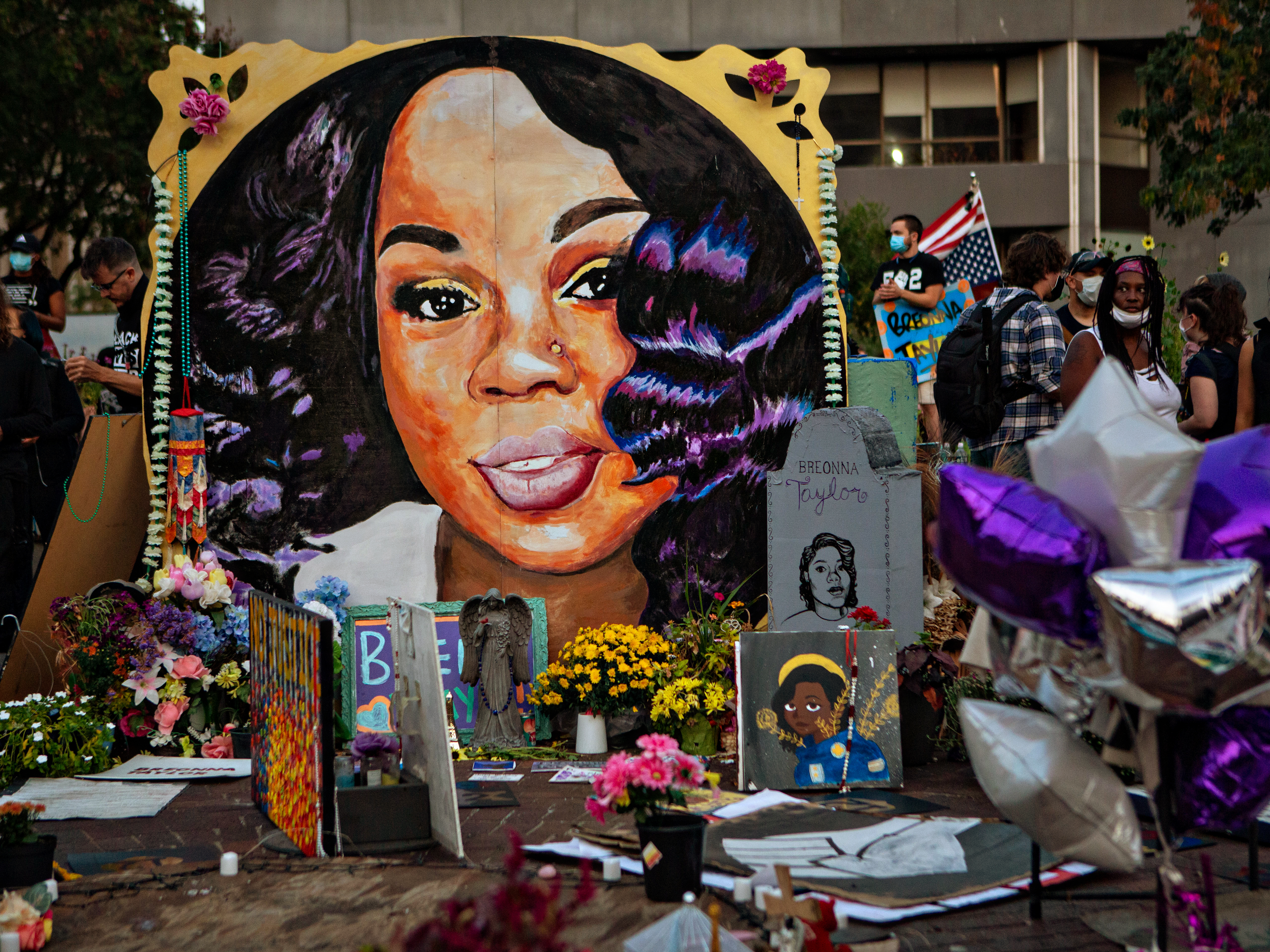A makeshift memorial in downtown Louisville, Ky., for Breonna Taylor in September 2020. Taylor was killed a year ago in her home during a botched narcotics raid carried out by Louisville police. CREDIT: Jason Armond/Los Angeles Times via Getty Images
