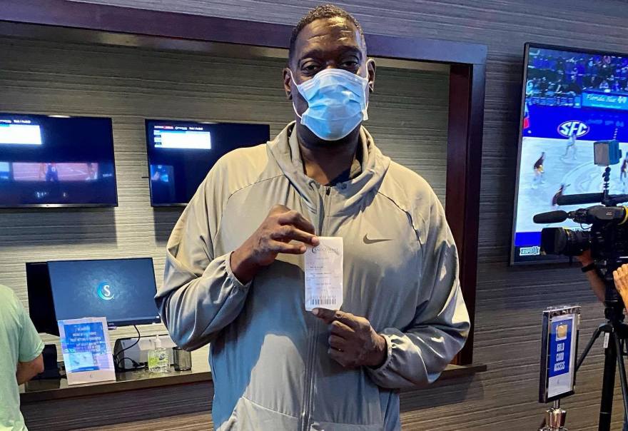 Seattle SuperSonics legend Shawn Kemp placed the first legal sports bet in Washington at the Snoqualmie Casino on Thursday.