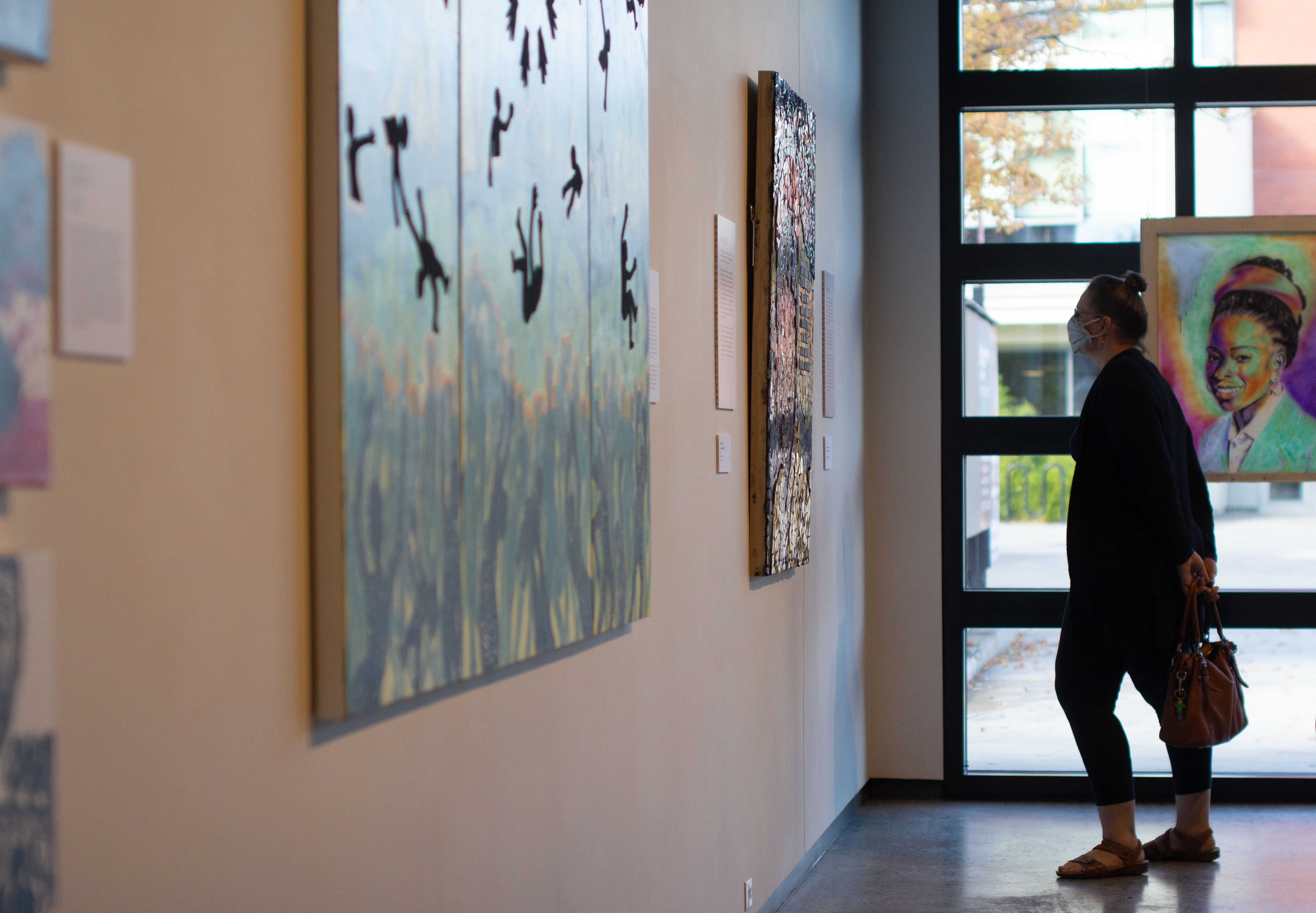 People looking at artwork in Schnitzer Museum. 