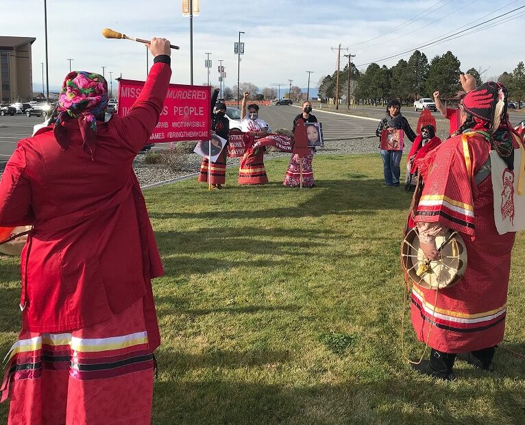 Gente vestido de rojo celebran una ceremonia para honrar a sus seres queridos