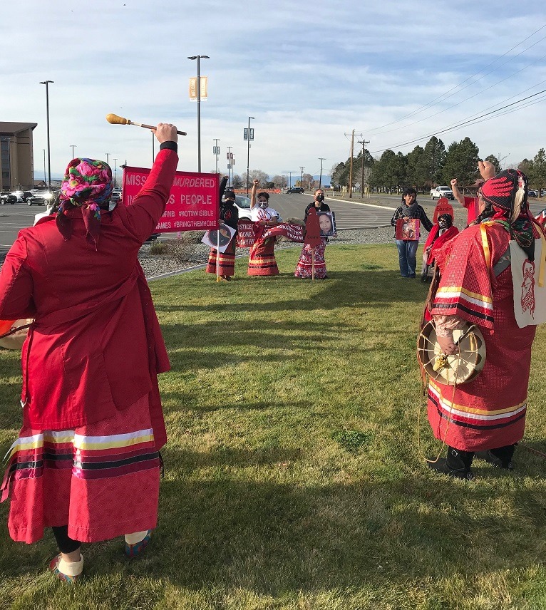 Gente vestido de rojo celebran una ceremonia para honrar a sus seres queridos