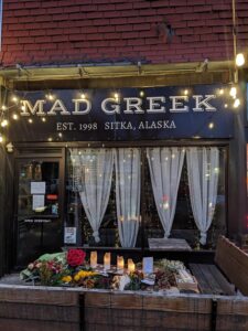 Flores y velas en el restaurante Mad Greek de Moscú, Idaho, donde trabajaban Madison Mogen y Xana Kernodle, dos de las estudiantes de la Universidad de Idaho asesinadas el domingo.