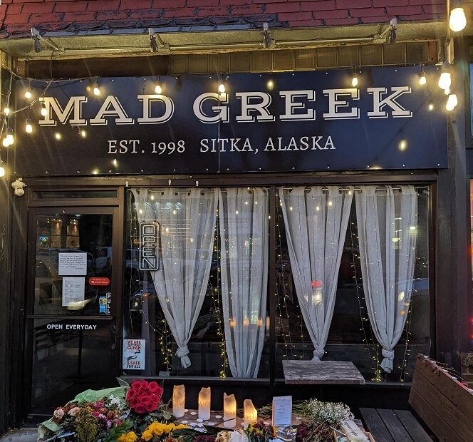 Flores y velas en el restaurante Mad Greek de Moscú, Idaho, donde trabajaban Madison Mogen y Xana Kernodle, dos de las estudiantes de la Universidad de Idaho asesinadas el domingo.