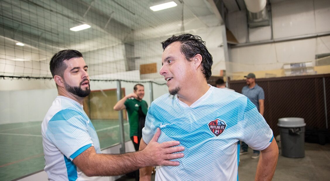 Los jugadores Medin Mehmedović, bosnio, a Israel García, mexicano, compartieron tiempo tras un partido en Pasco.