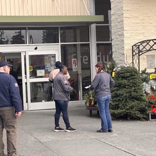 On December 16, grocery store workers and their union representatives passed out leaflets on the problems they've had with their pay in recent months. Photo by Lauren Gallup.