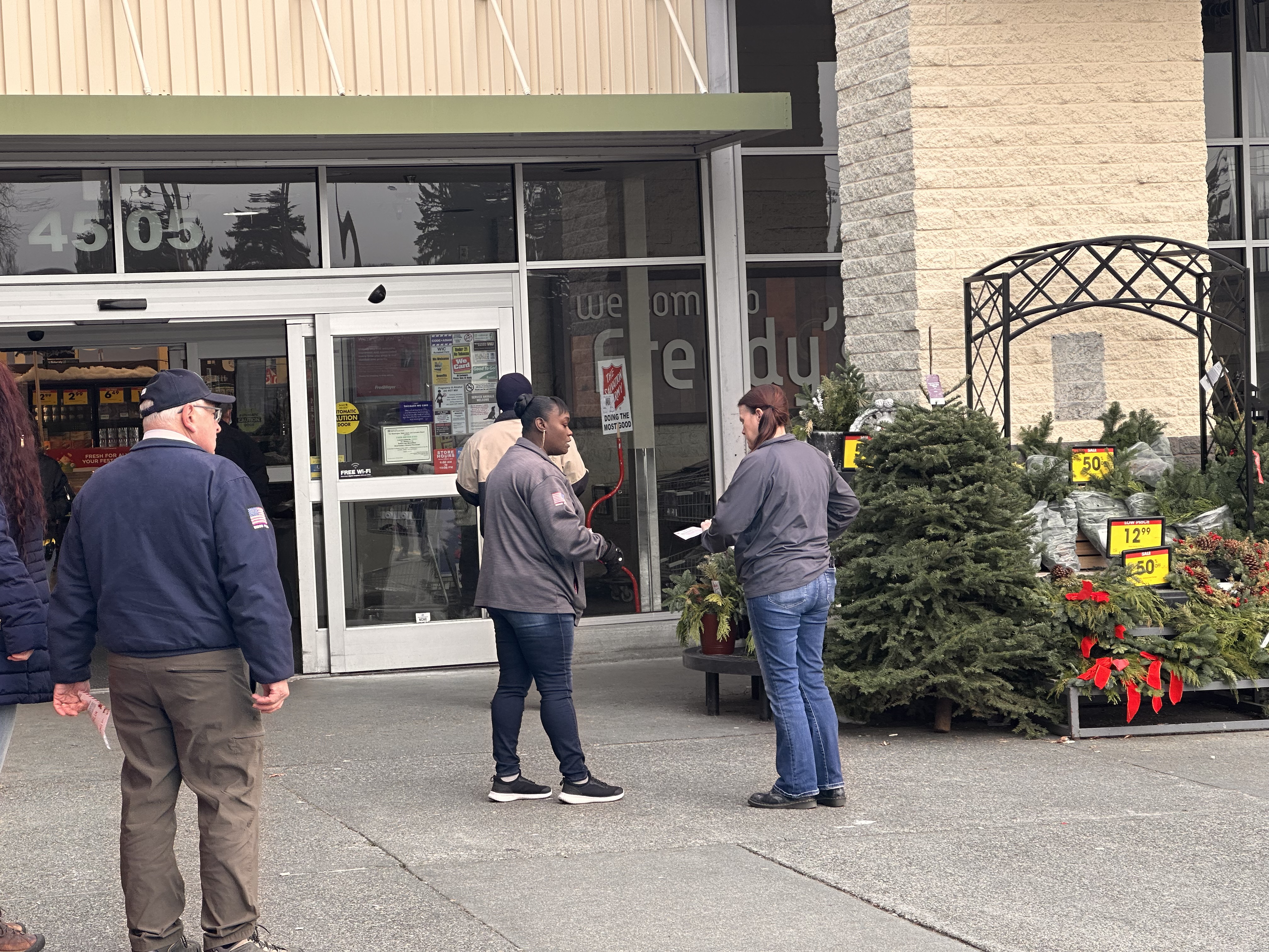 On December 16, grocery store workers and their union representatives passed out leaflets on the problems they've had with their pay in recent months. Photo by Lauren Gallup.