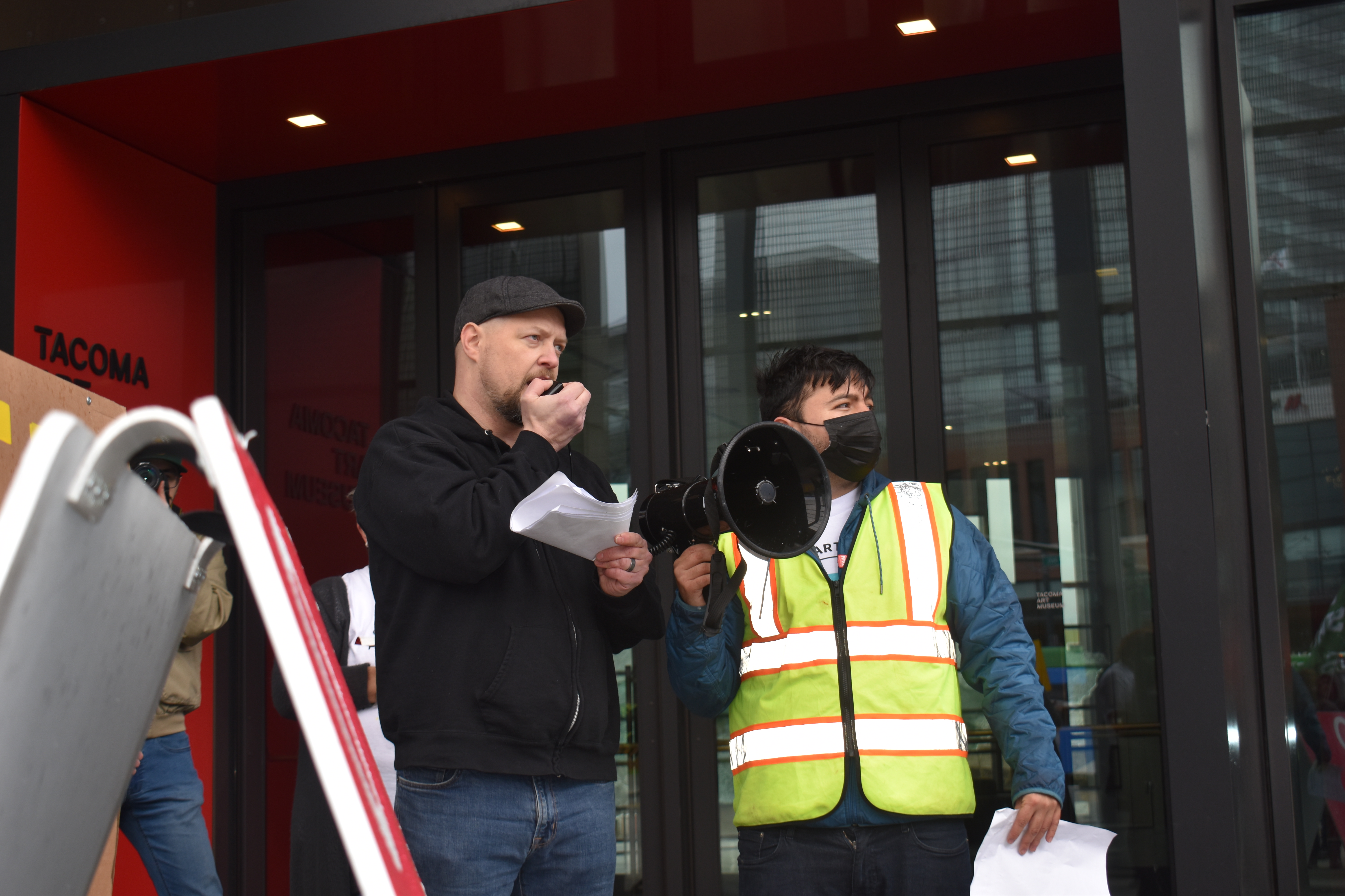 Steven Rue, lead preparer at the museum and a member of the union’s organizing committee, addressing Thursday's crowd. Photo by Lauren Gallup.