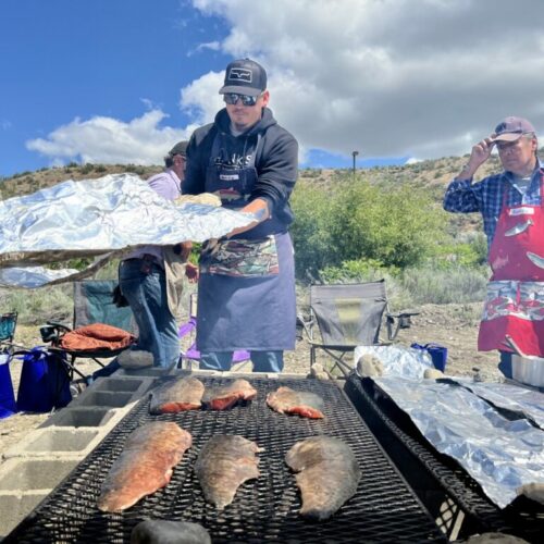 imagen de un hombre cocinando salmón a la parrilla