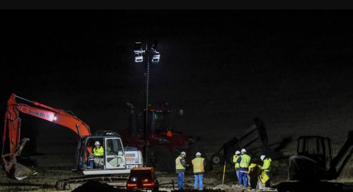 A crew works on a ruptured gas line along U.S. Highway 195 north of Pullman Wednesday night. (Credit: Liesbeth Powers / Daily News)