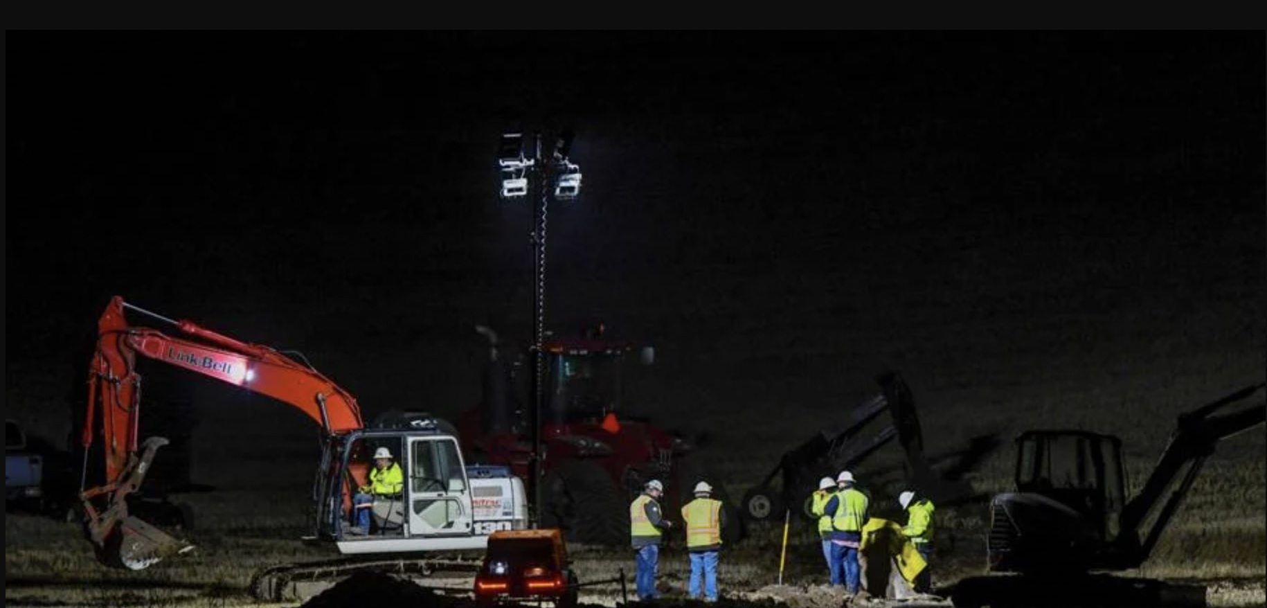 A crew works on a ruptured gas line along U.S. Highway 195 north of Pullman Wednesday night. (Credit: Liesbeth Powers / Daily News)