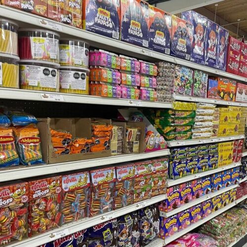 Productos en el estante de uno de los supermercados Kabana King en Tri-Cities, WA. (Crédito: Redes sociales de Kabana King).